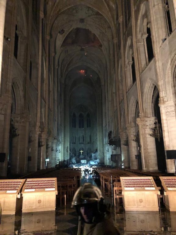 Фото из собора Нотр-Дам-де-Пари после пожара, не все так плохо Интересное