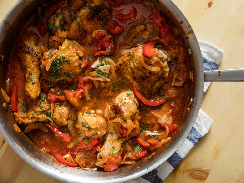 Курица с луком на сковороде: рецепт и советы по приготовлению Кулинария