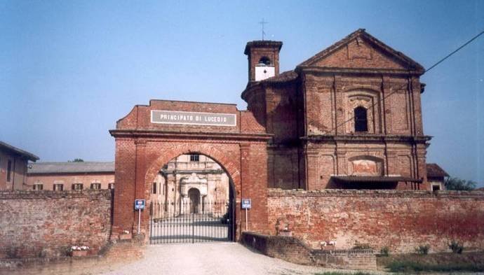 Итальянское аббатство, в котором «плачет» колонна и гуляют духи путешествия,Путешествие и отдых
