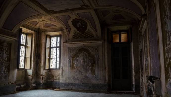 Итальянское аббатство, в котором «плачет» колонна и гуляют духи путешествия,Путешествие и отдых