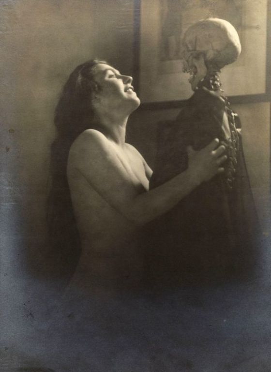 Дама со скелетом: сюрреалистический фотосет Франца Фидлера начала 1920-х годов Искусство
