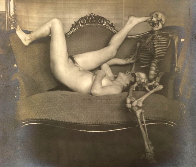 Дама со скелетом: сюрреалистический фотосет Франца Фидлера начала 1920-х годов Искусство