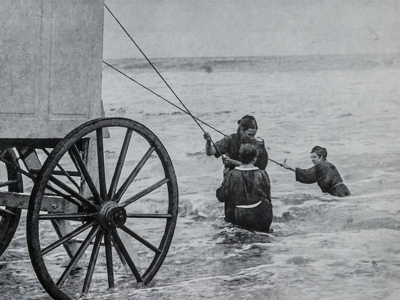 Как оттягивались на пляжах 127 лет назад МиР