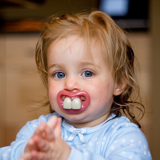 Как забавно! 13 фото детей со смешными сосками во рту Дети,Приколы,дети,приколы,пустышки,соски