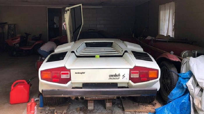 Приехал в гости к бабушке и зашел в гараж: мужчина обнаружил редкий и дорогой Lamborghini Интересное