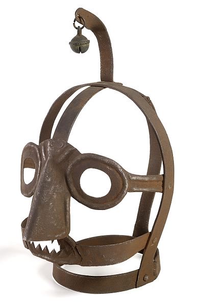 С помощью этой железной маски в Средневековье наказывали за сплетни 