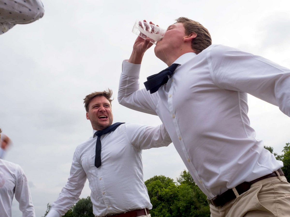 Фотограф два года снимает выходки пьяных британцев на скачках Британия,их нравы,пьянство,скачки