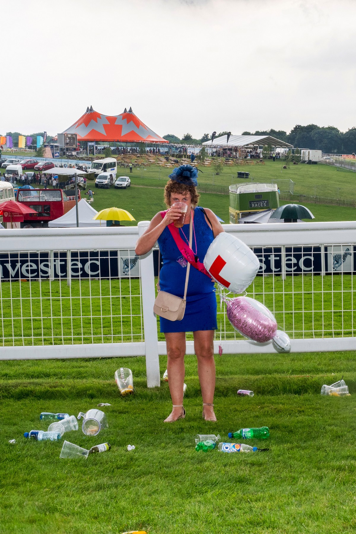 Фотограф два года снимает выходки пьяных британцев на скачках Британия,их нравы,пьянство,скачки