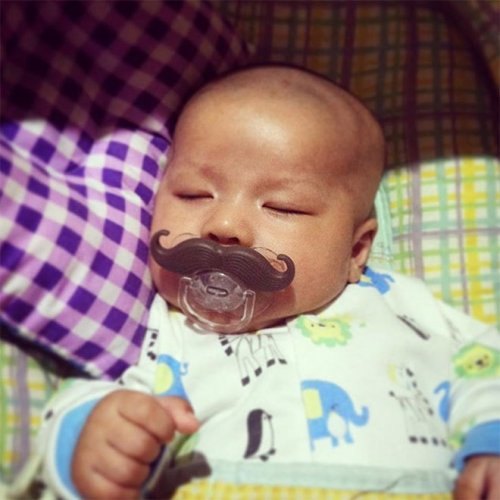 Смешные пустышки для младенцев набирают популярность в Instagram funnypacifier