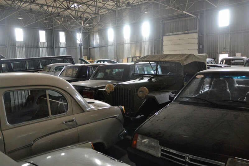 В Москве обнаружили склад с уникальными советскими автомобилями. Тут их больше 50! 
