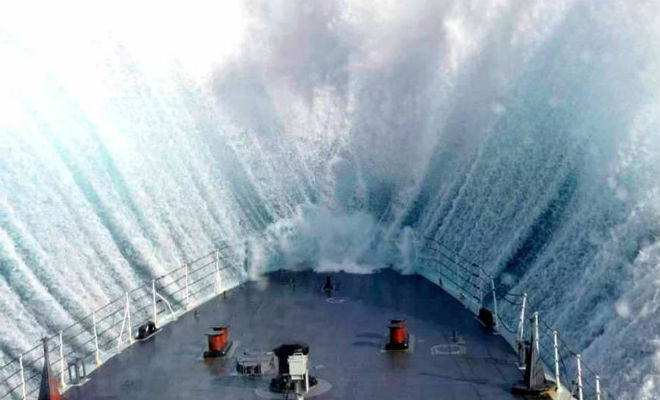 Потеря груза в океане: 12-бальный шторм Культура