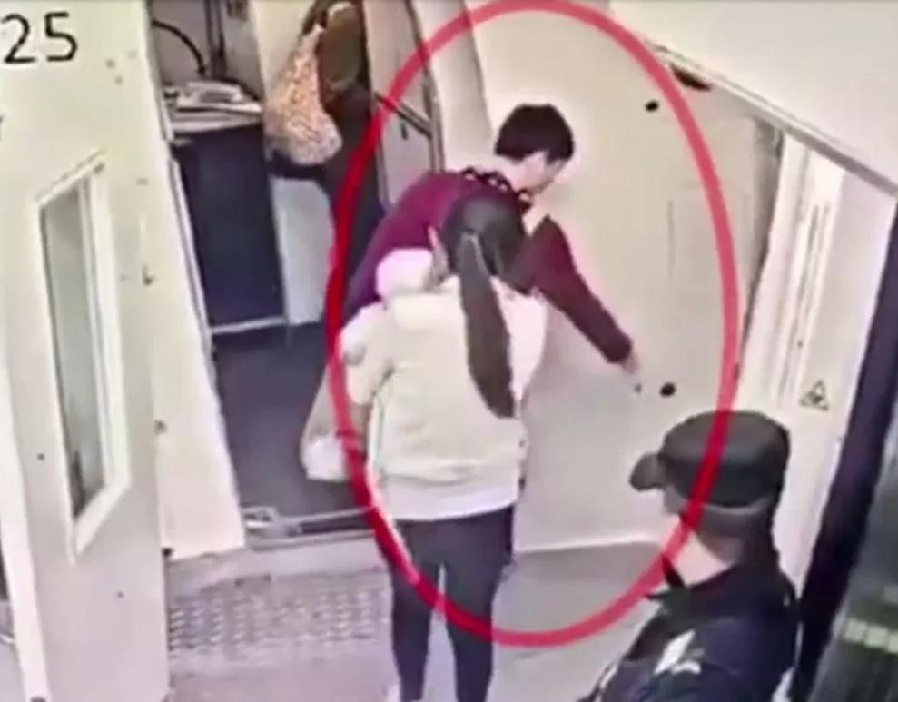 Пассажир кинул в двигатель самолета монетки на удачу, а в итоге сел в тюрьму Интересное