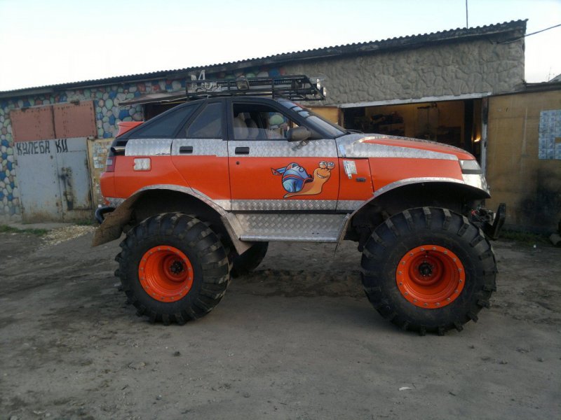 Чудо-юдо ВАЗ-2112 на огромных внедорожных колесах 