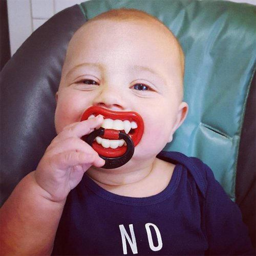 Смешные пустышки для младенцев набирают популярность в Instagram funnypacifier