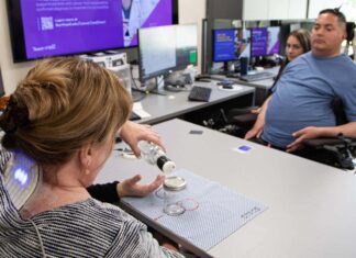 Паралізована людина може відчувати предмети рукою іншої людини