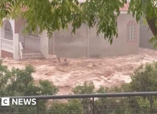 В іспанській Каталонії люди в автомобілях потрапили в пастку повені