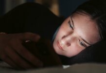 ИИ-чатботы и скрытые опасности для подростков в кризисных состояниях