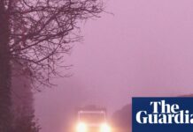 Рідкісний рожевий туман накриває Великобританію: пояснення погодного явища