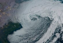 Bomb Cyclone обрушується на північний схід США рекордним снігопадом та ураганним вітром