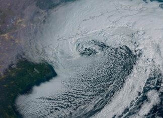 Il ciclone bomba colpisce il nord-est degli Stati Uniti con neve record e venti con forza di uragano