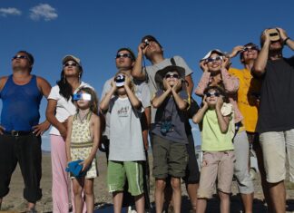 Distributie van zonsverduisteringen: waarom sommige plaatsen meer totaliteit zien dan andere