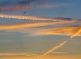 L’IA réduit les traînées de condensation des avions, réduisant ainsi l’impact du réchauffement de plus de 10 %