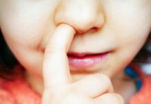 Зв’язок між колупанням у носі та потенційним ризиком розвитку хвороби Альцгеймера у новому дослідженні