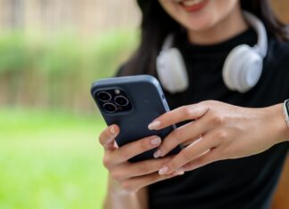 Trasformare le manicure in touchscreen: la scienza dietro lo smalto conduttivo