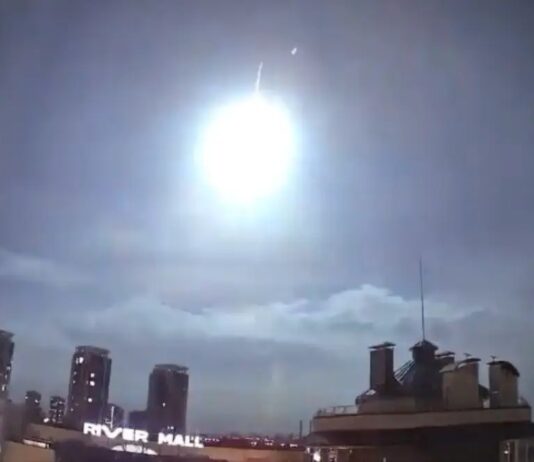 Mystérieux flash au-dessus de Kiev : missile, météorite, Ovnis ou crash d’un satelit ?